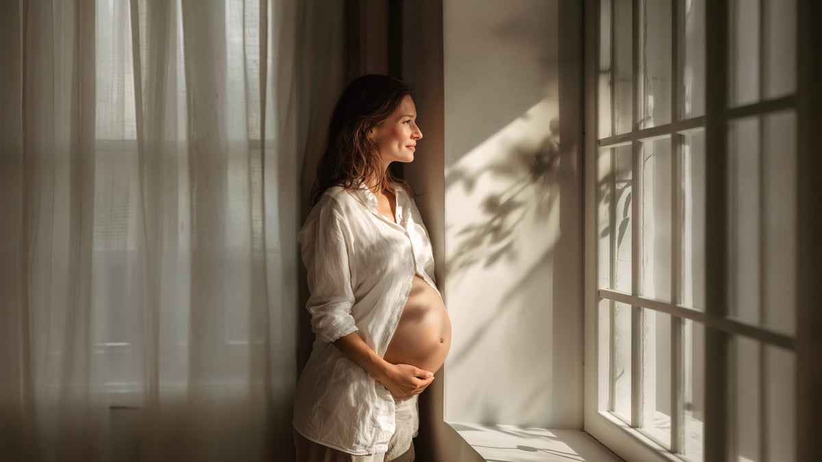 Mama Care Schwangerschaftsöl mit einem schwangeren Frau im HIntergrund (AI-generated image)