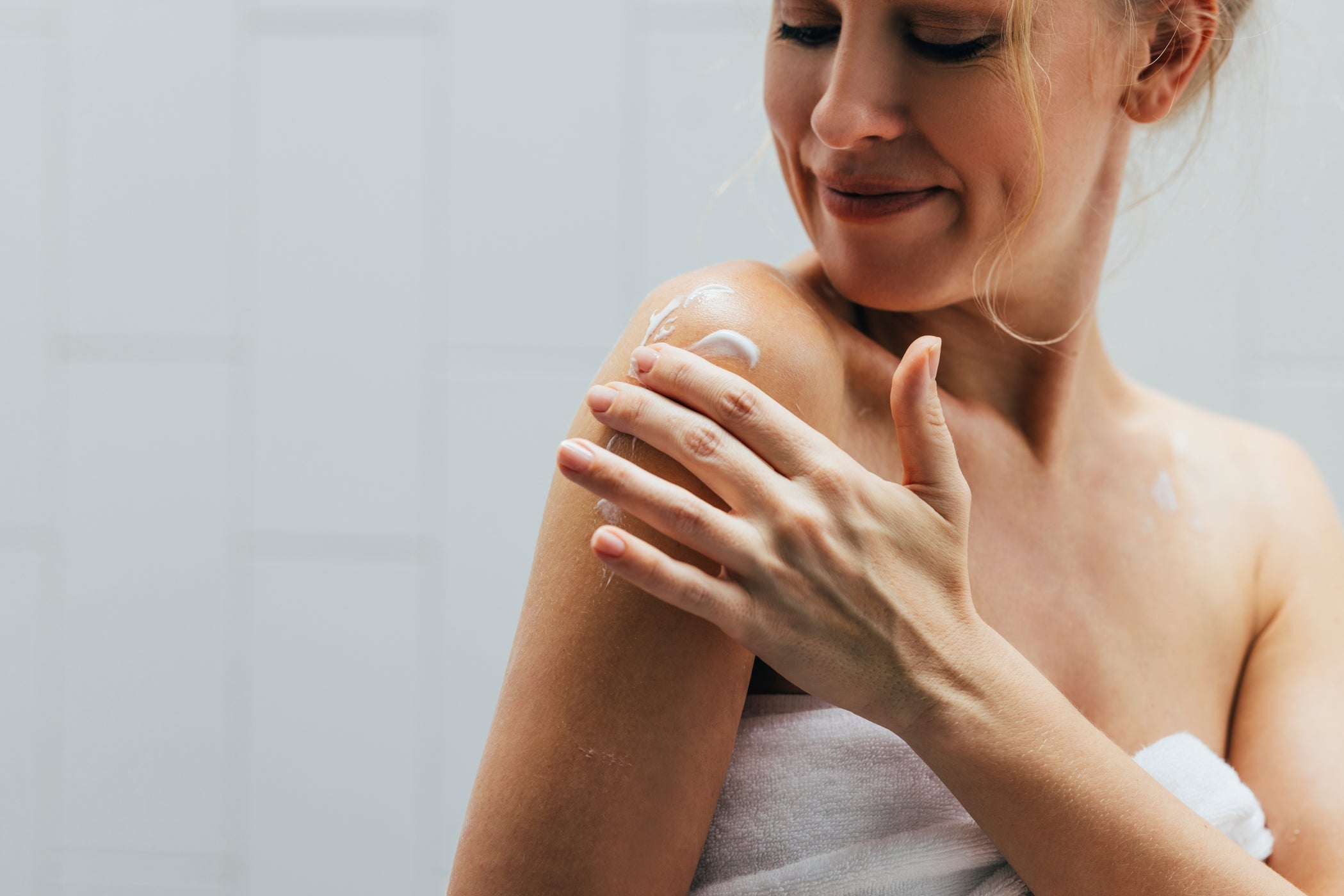 Sommer auf der Haut: Selbstbräuner-Routine für Körper und Gesicht