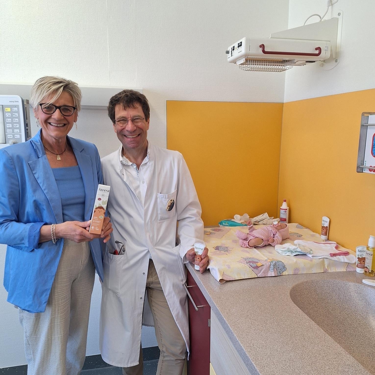 lavera spendet rund 10.000 Pflegeprodukte an das Johannes Wesling Klinikum Minden