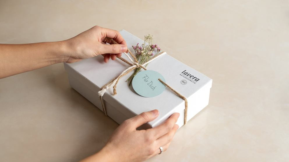 Hände binden lavera Geschenkbox mit Schnur und Blumen, Anhänger „Für Dich“