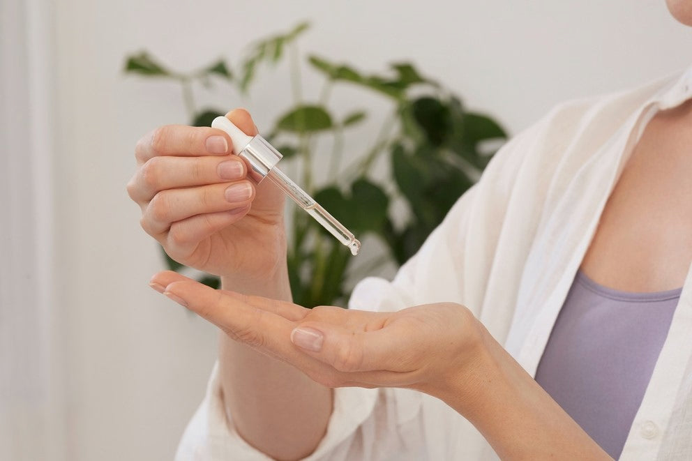 Hand trägt Sleeping Cream mit Pipette auf die Handfläche auf