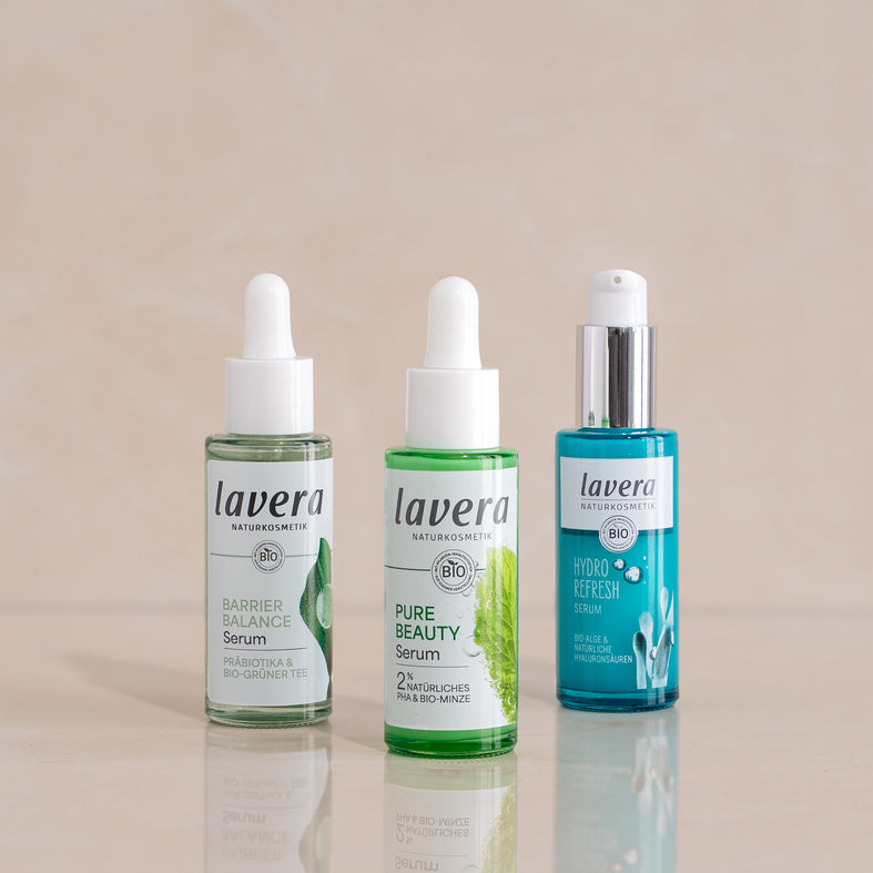 Drei lavera Seren auf reflektierender Fläche: Barrier Balance, Pure Beauty, Hydro Refresh