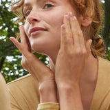 lavera basis sensitiv Anti-Falten Nachtcreme Q10 in der Anwendung