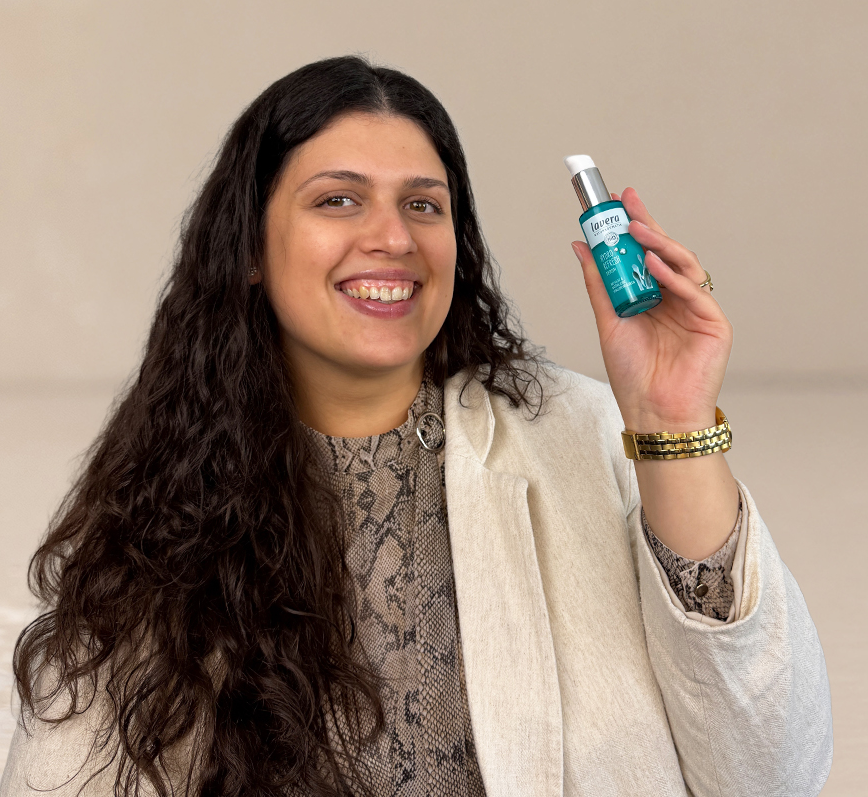 Mitarbeiterin Carmella mit dem Hydro Refresh Serum