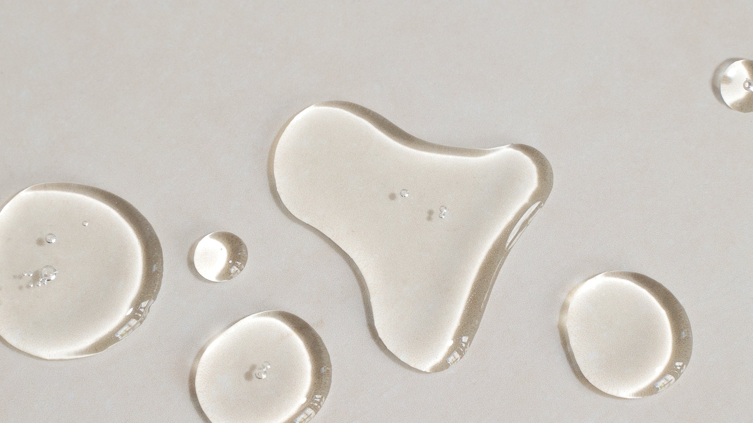 Öltropfen auf weißem Untergrund