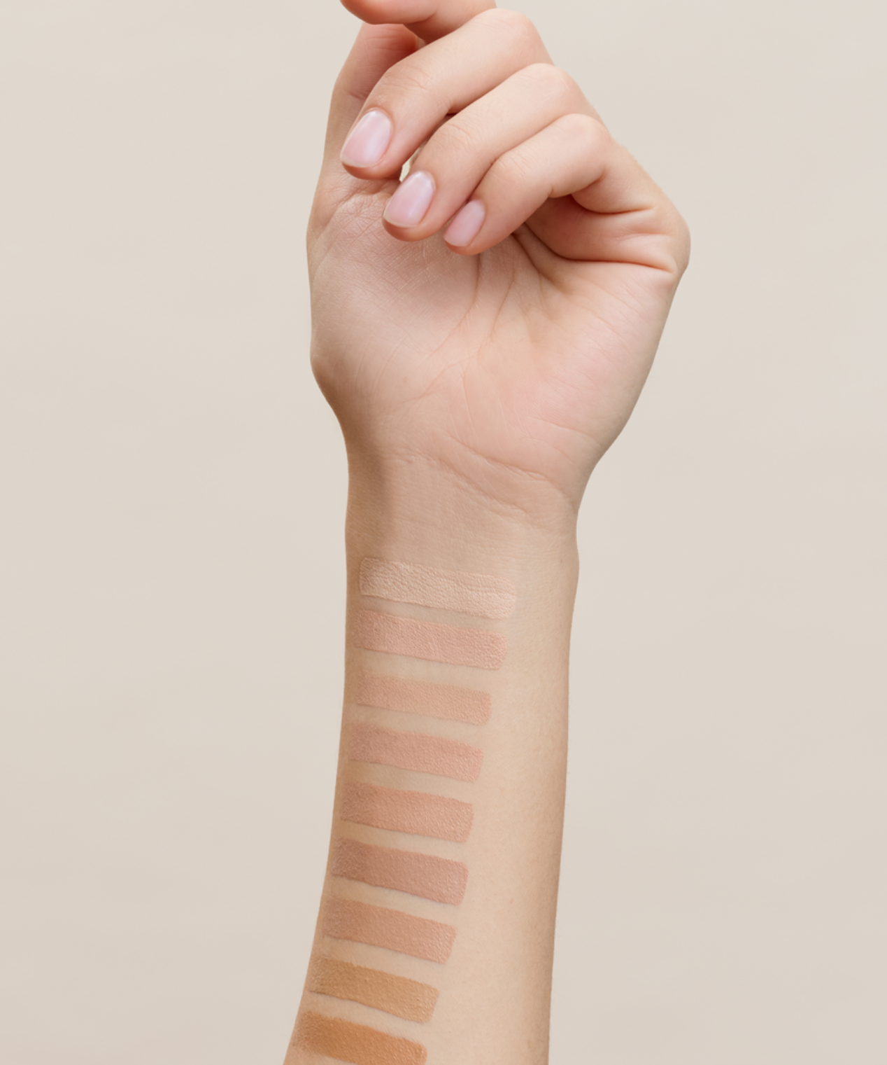 lavera Hyaluron Liquid Foundation -Cool Beige 4.5- in der Anwendung