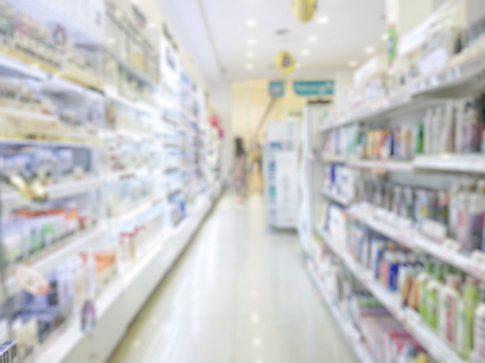 Unscharfer Blick in Drogerie-Regalgang, Einkaufsumgebung im Store