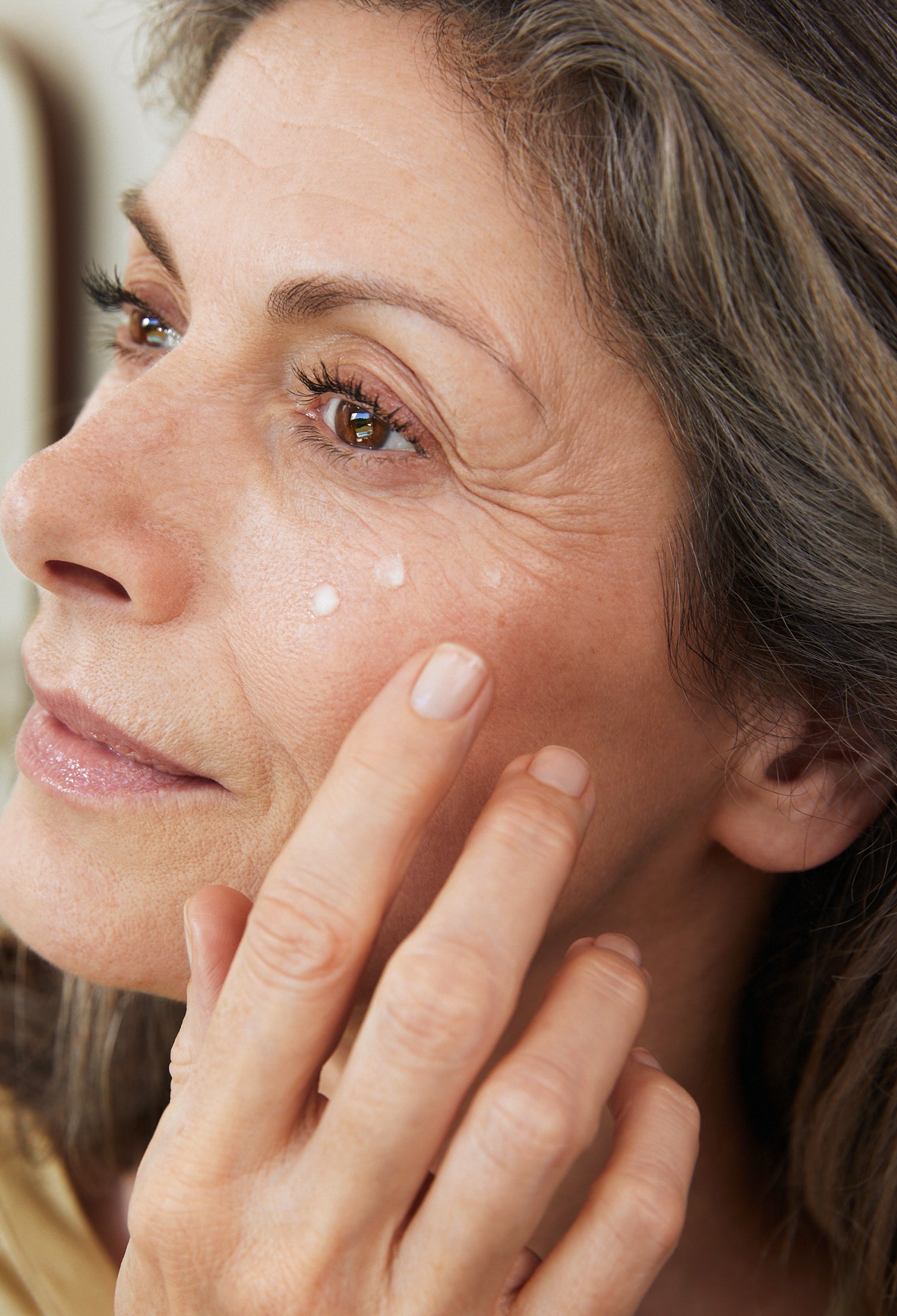 lavera MY AGE Intensiv Öl-Serum in der Anwendung