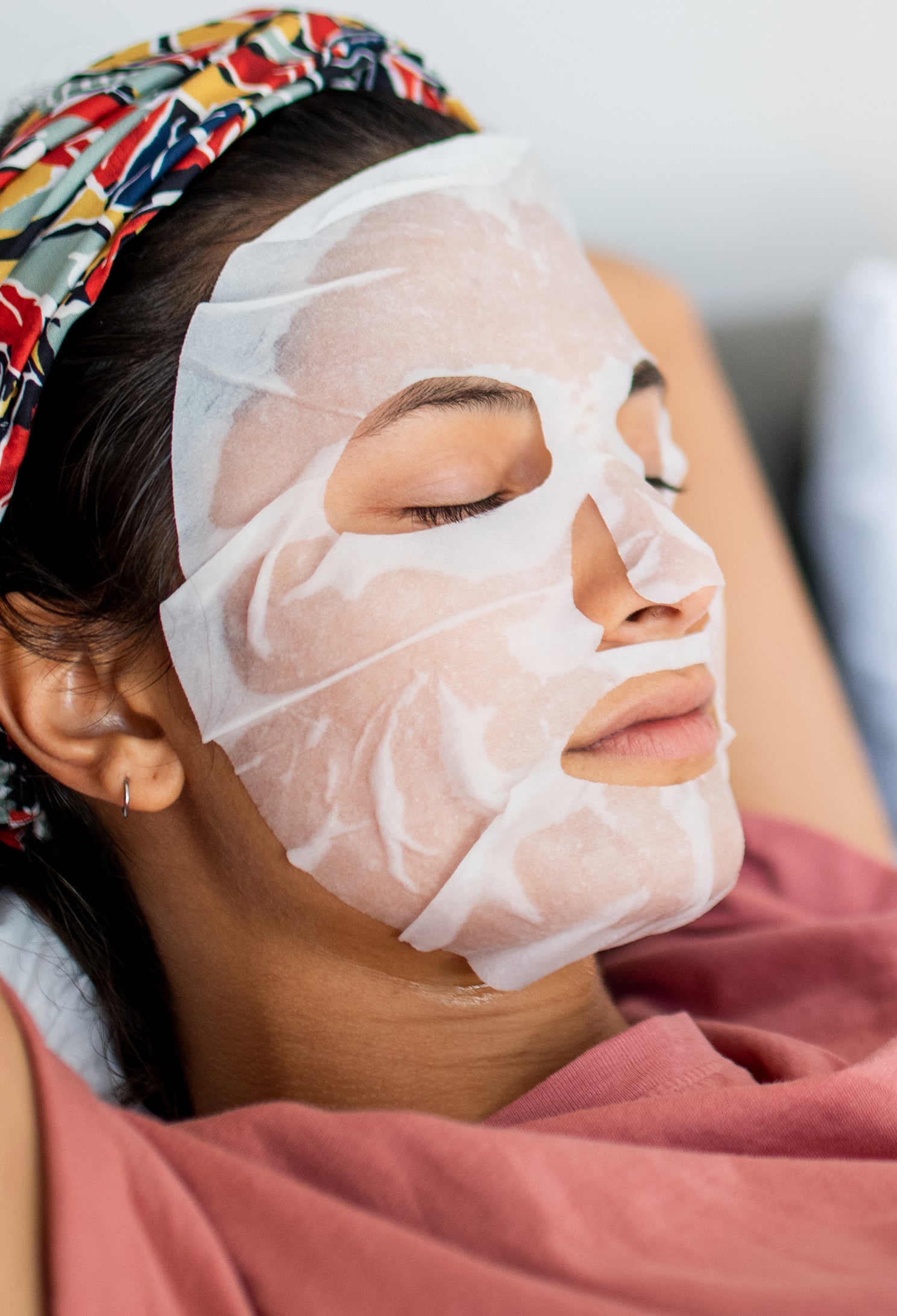 lavera Straffende Tuchmaske in der Anwendung