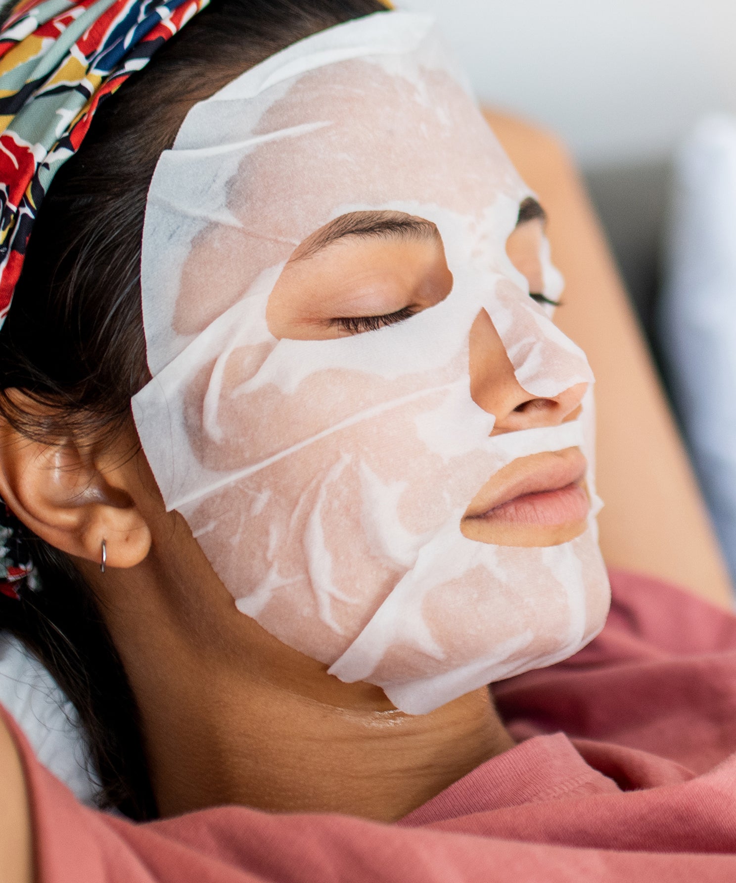 lavera Straffende Tuchmaske in der Anwendung