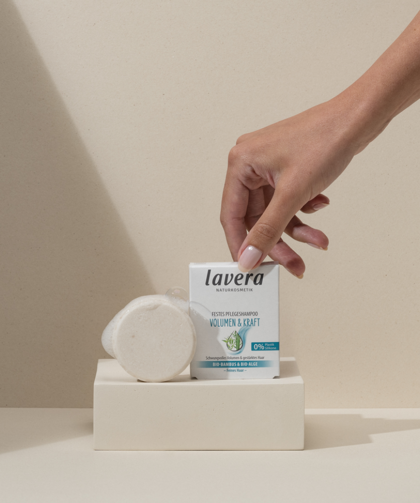 lavera Festes Pflegeshampoo Volumen & Kraft in der Anwendung