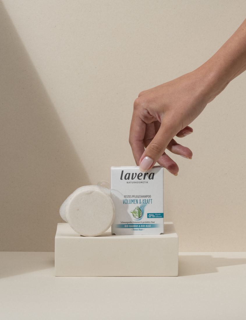 lavera Festes Pflegeshampoo Volumen & Kraft in der Anwendung