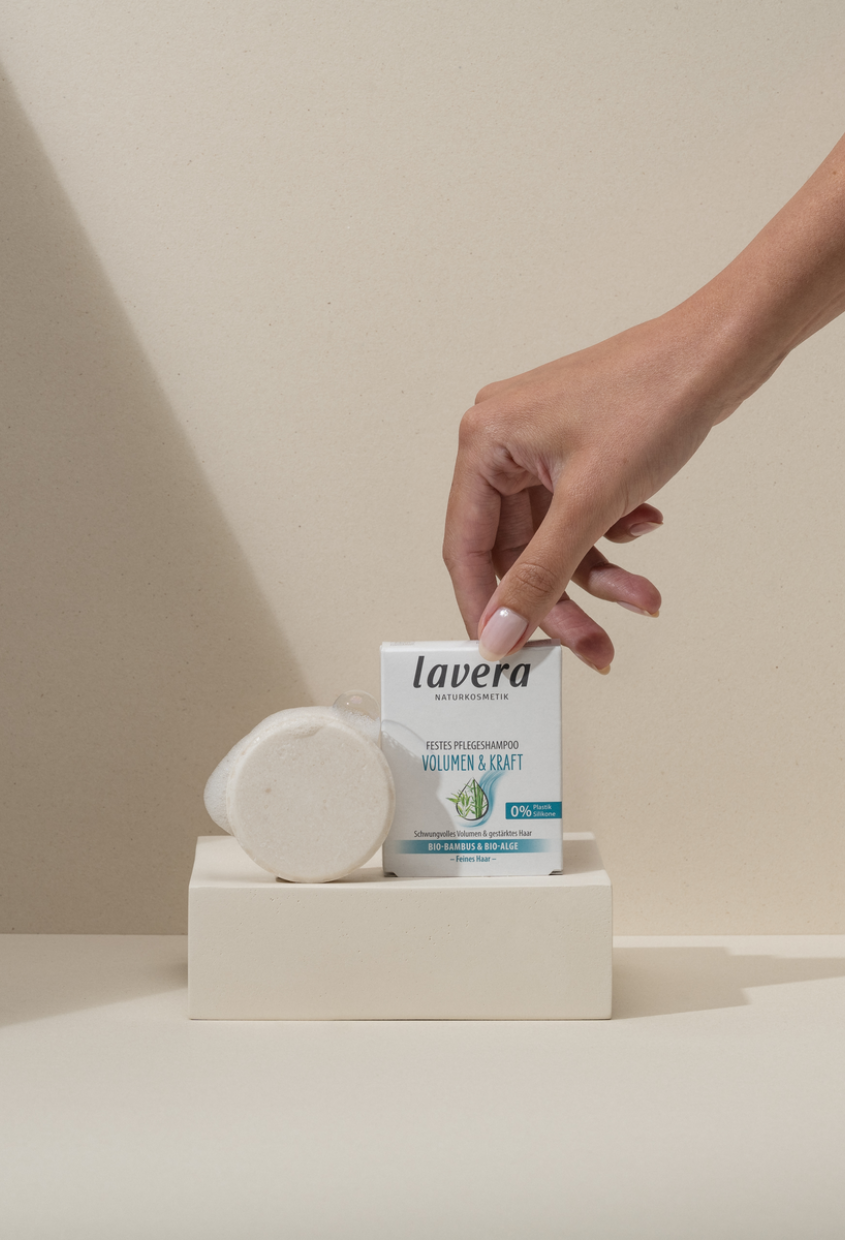 lavera Festes Pflegeshampoo Volumen & Kraft in der Anwendung