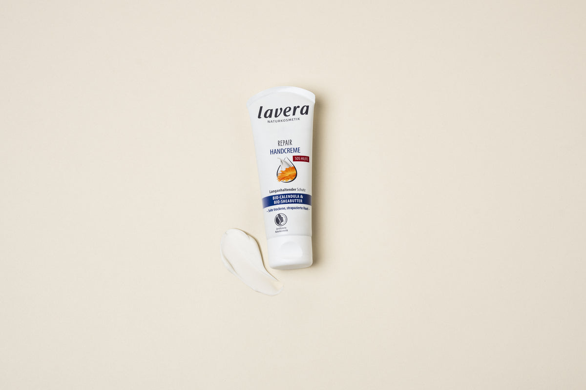 lavera Repair Handcreme in der Anwendung