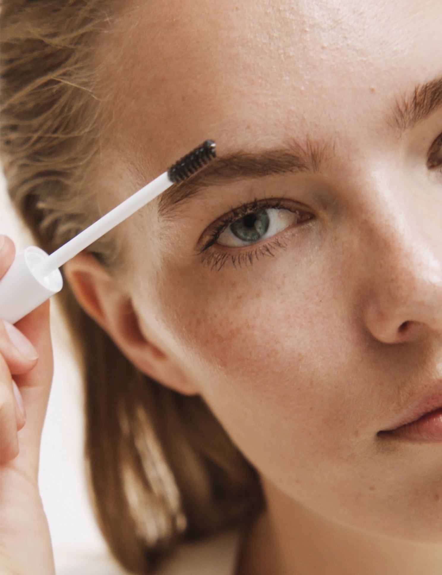 lavera Brow Control -Transparent 01- in der Anwendung