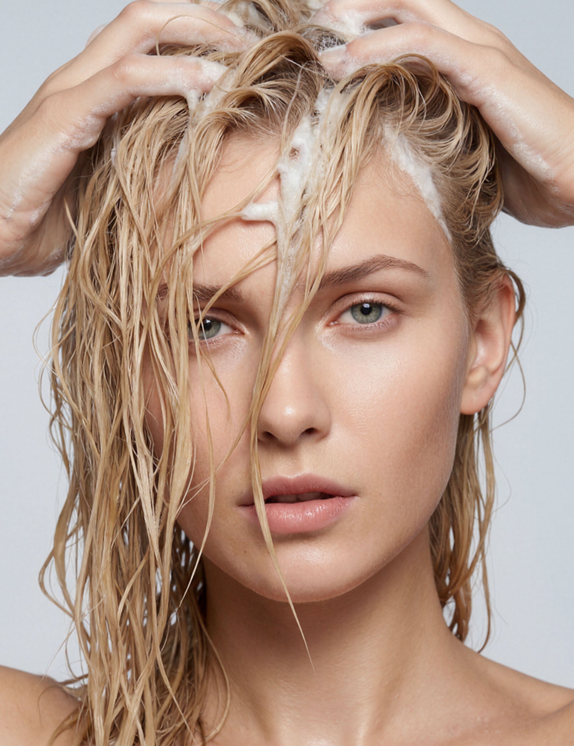 lavera Pflegeshampoo basis sensitive Hydrate & Care in der Anwendung (AI-generated)