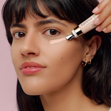 lavera Brightening & Hydrating Undereye Corrector in der Anwendung