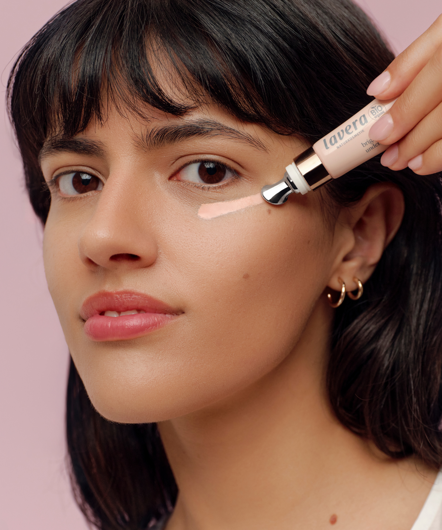 lavera Brightening & Hydrating Undereye Corrector in der Anwendung