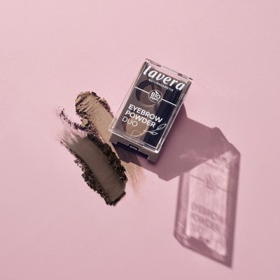 Lavera Eyebrow Powder Duo mit Farbstrichen auf rosa Hintergrund