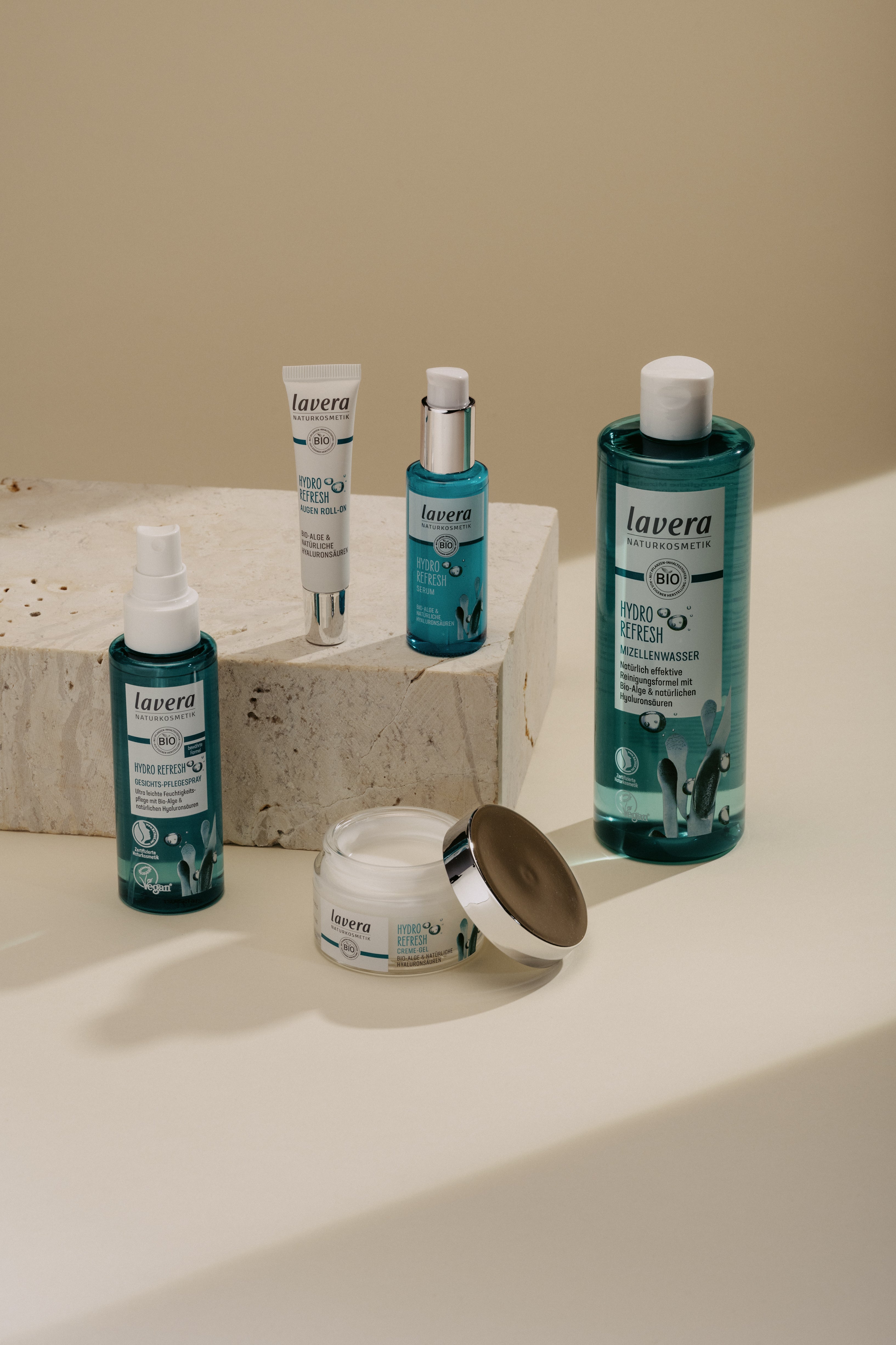 lavera Hydro Refresh Range vor beschem Hintergrund