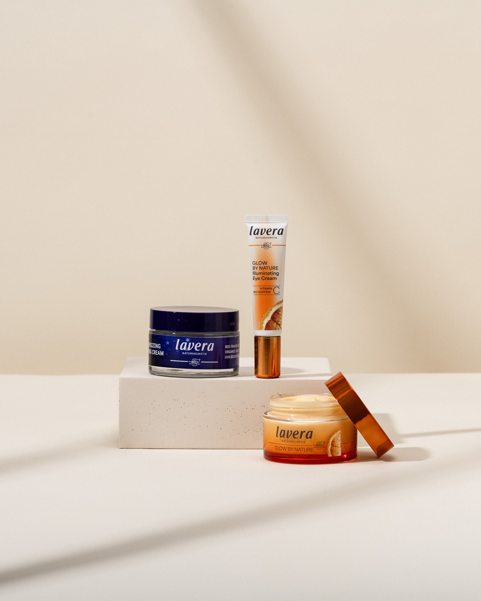 Re-Energizing Sleeping Cream und zwei Glow Produkte vor beschem Hintergrund