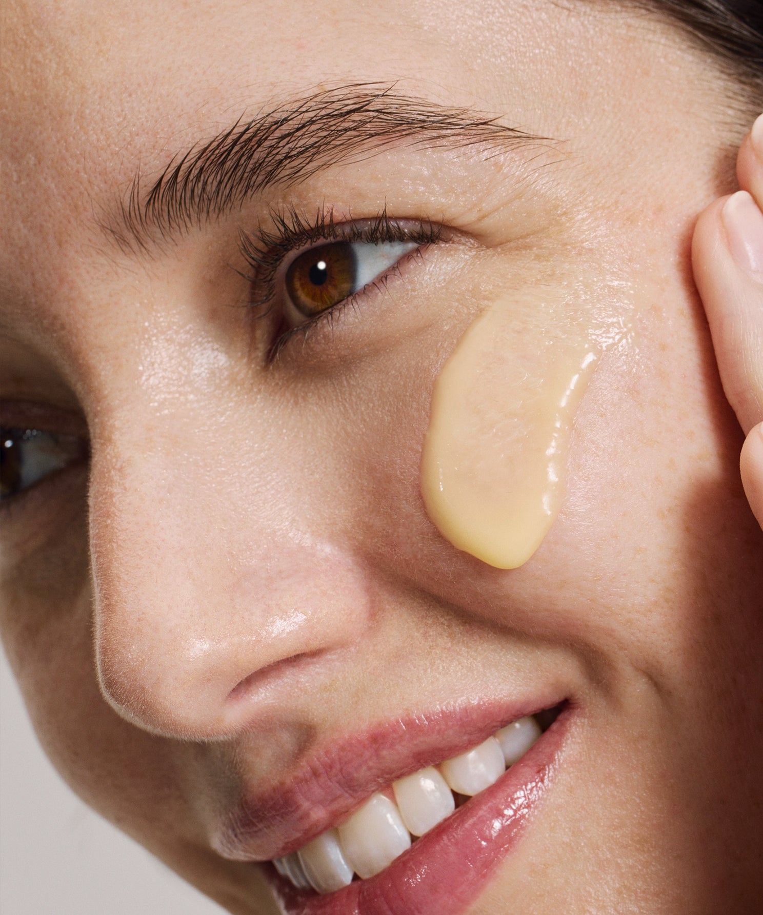 lavera Glow By Nature Vitamin C 3in1 Creme in der Anwendung