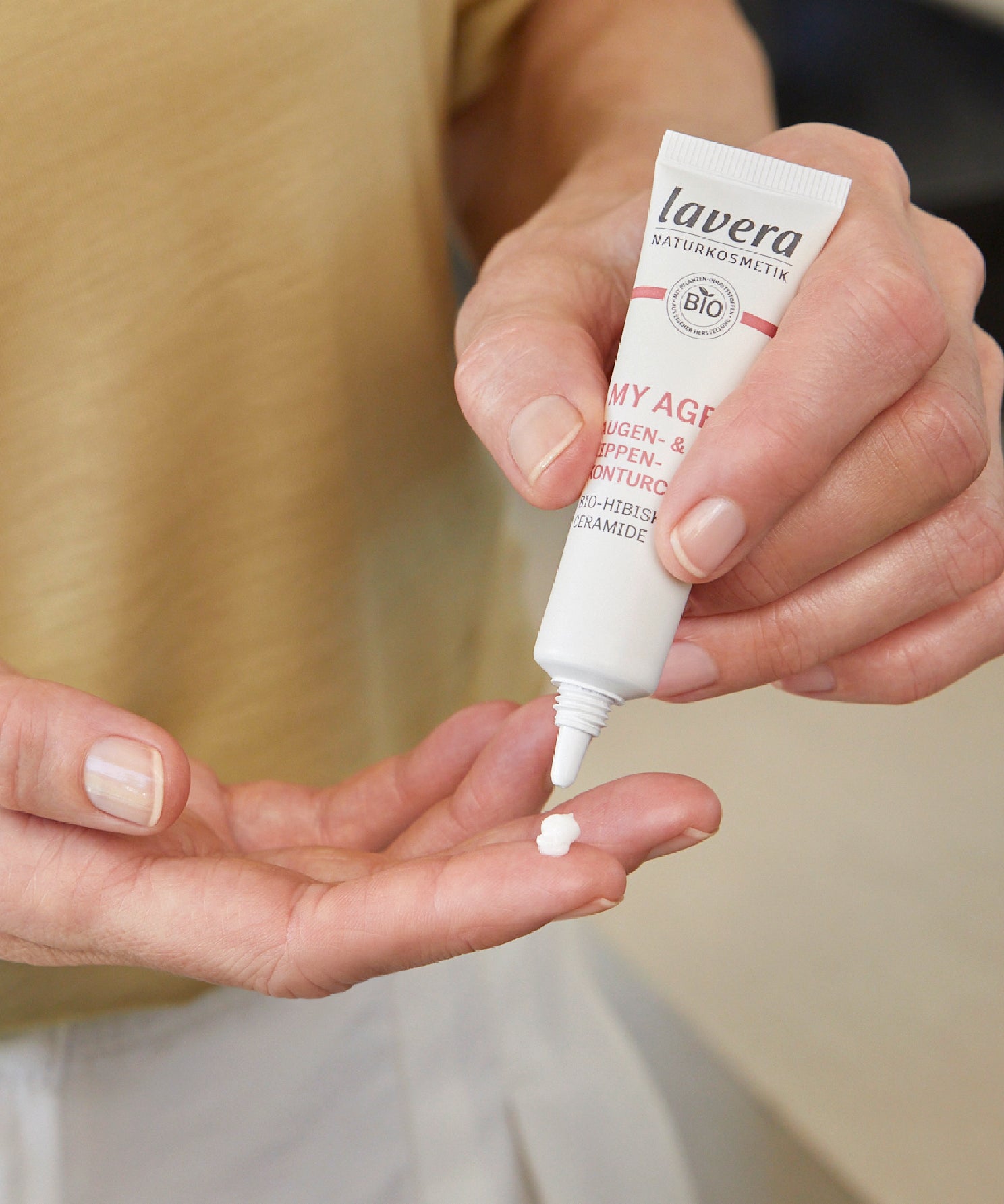 lavera MY AGE Augen- & Lippenkonturcreme in der Anwendung