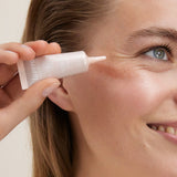 lavera Glow Skin Hydrating Fluid in der Anwendung