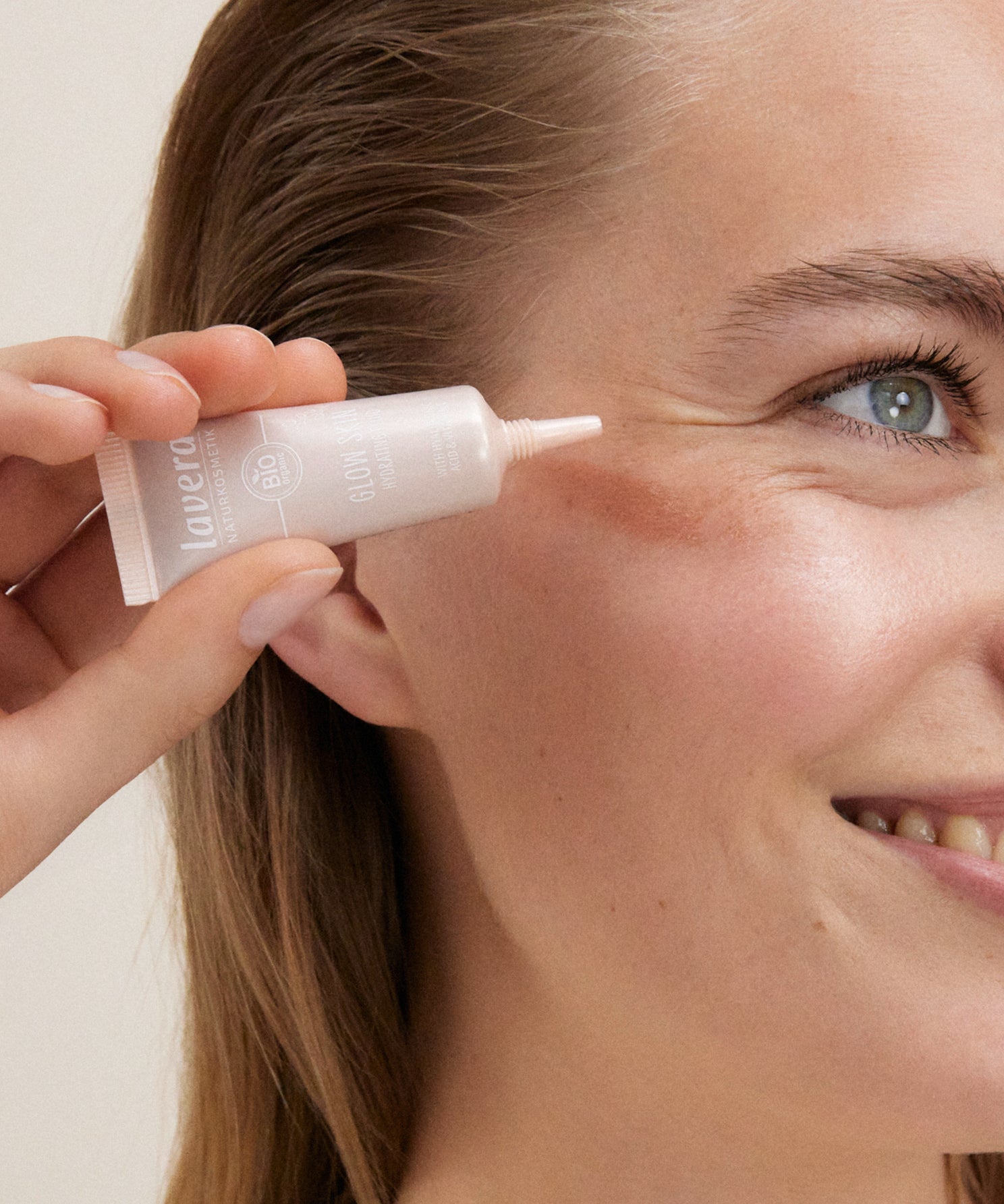 lavera Glow Skin Hydrating Fluid in der Anwendung