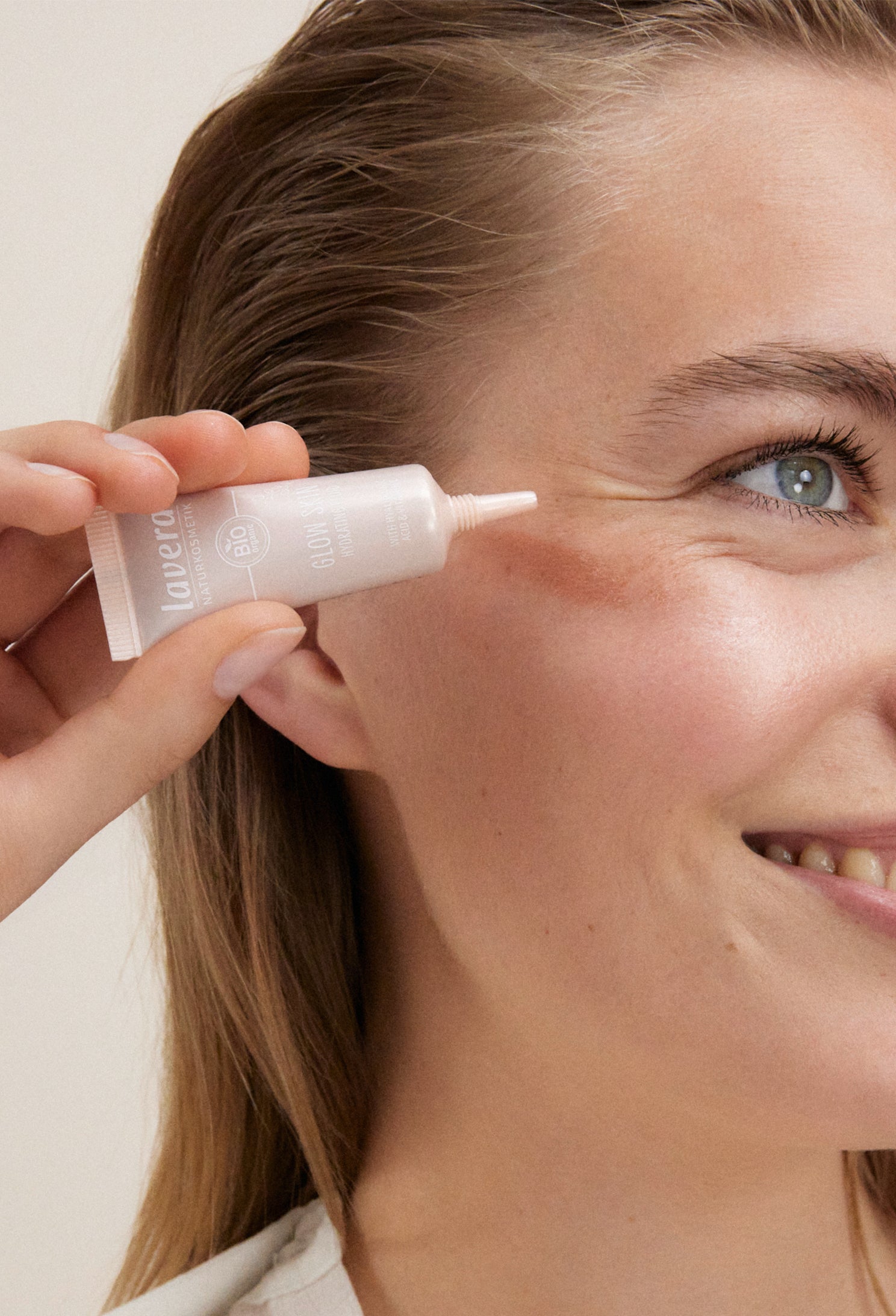 lavera Glow Skin Hydrating Fluid in der Anwendung