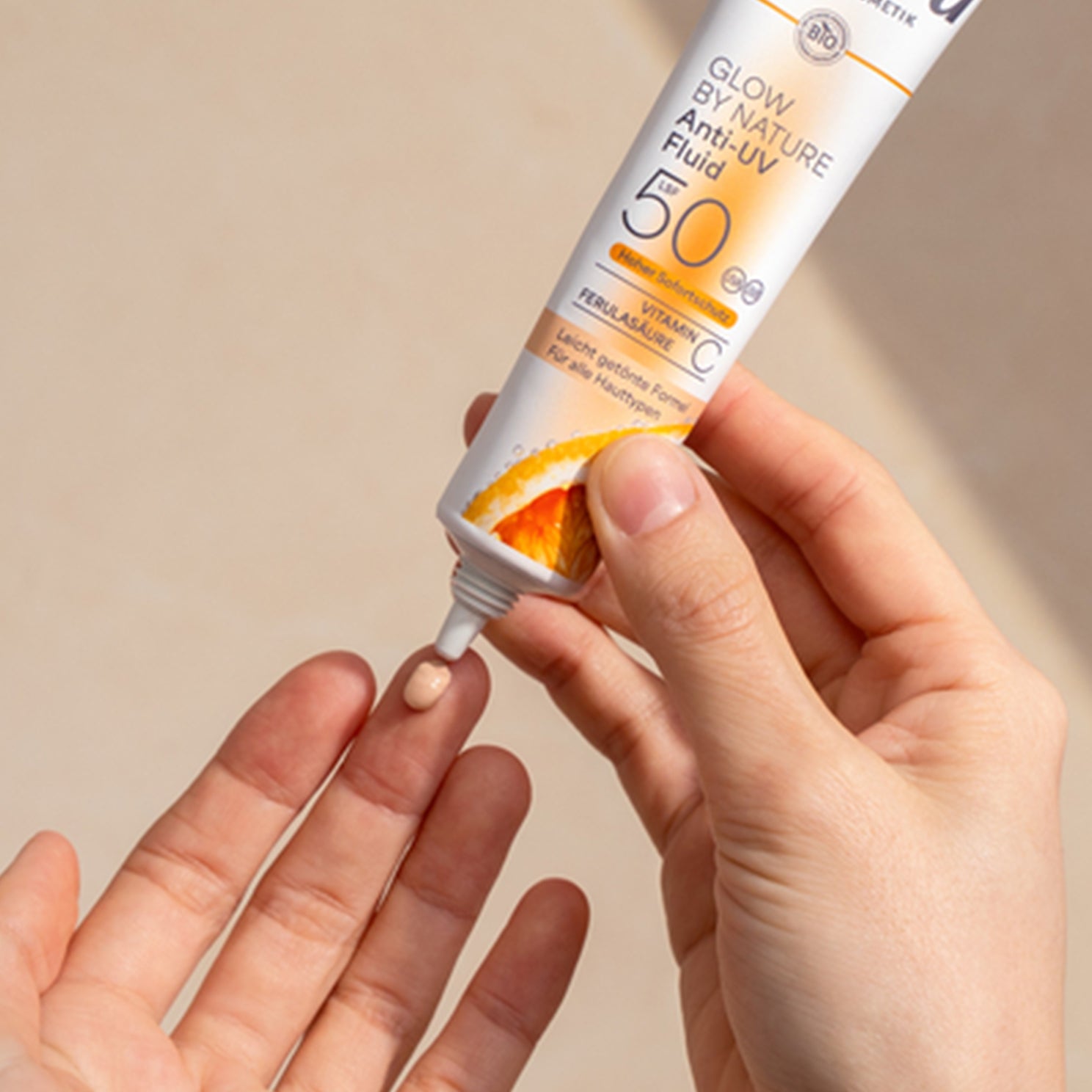 lavera Glow by Nature Anti-UV Fluid LSF 50 in der Anwendung