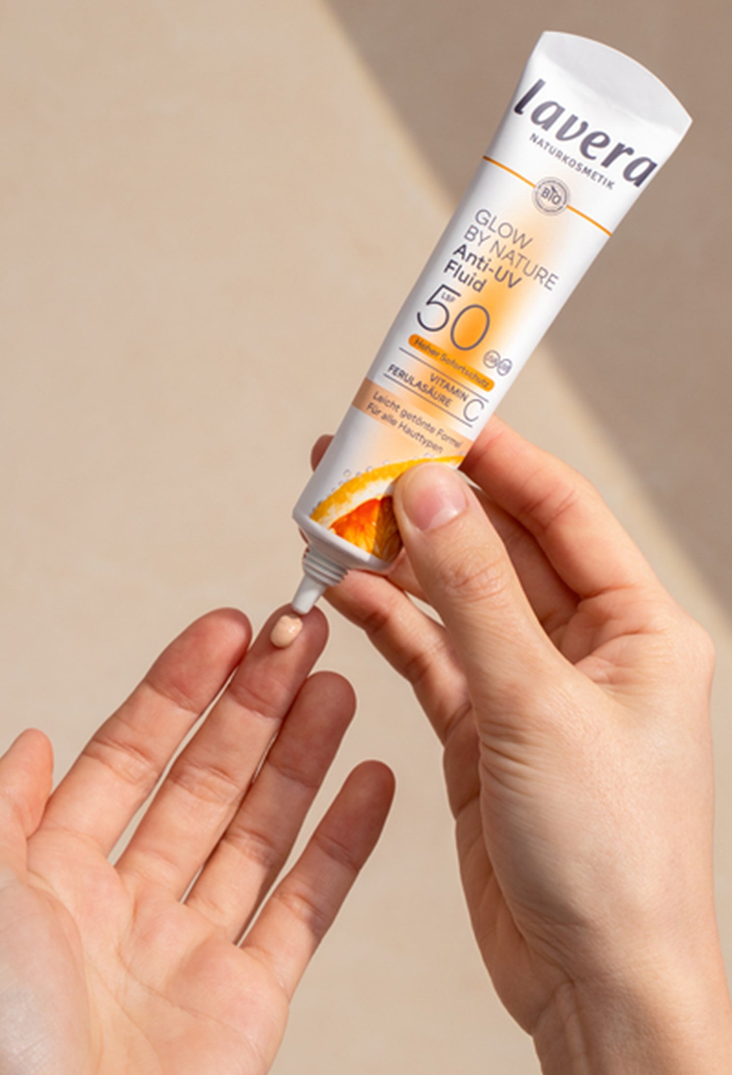 lavera Glow by Nature Anti-UV Fluid LSF 50 in der Anwendung