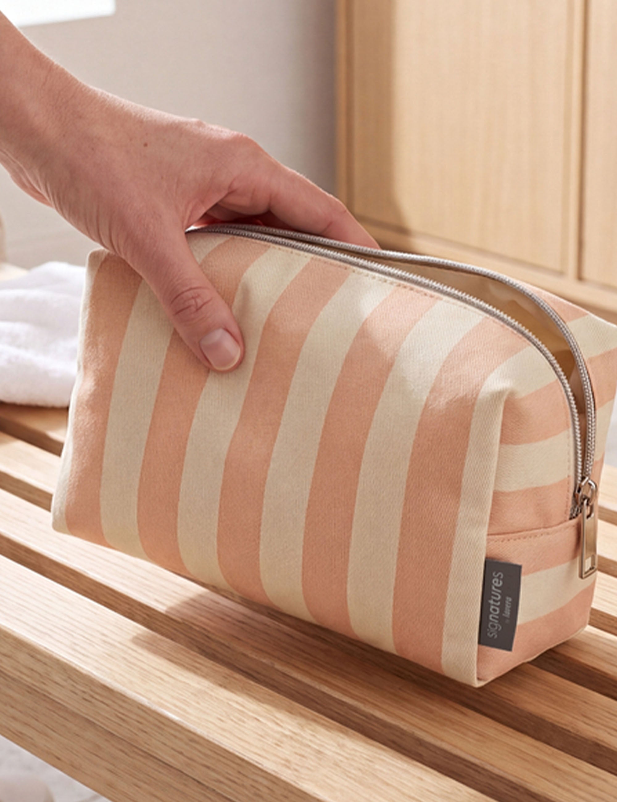 lavera Kosmetiktasche – Sunset Stripes in der Anwendung (AI-generated)