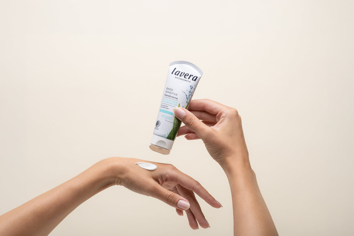 lavera basis sensitive Handcreme in der Anwendung