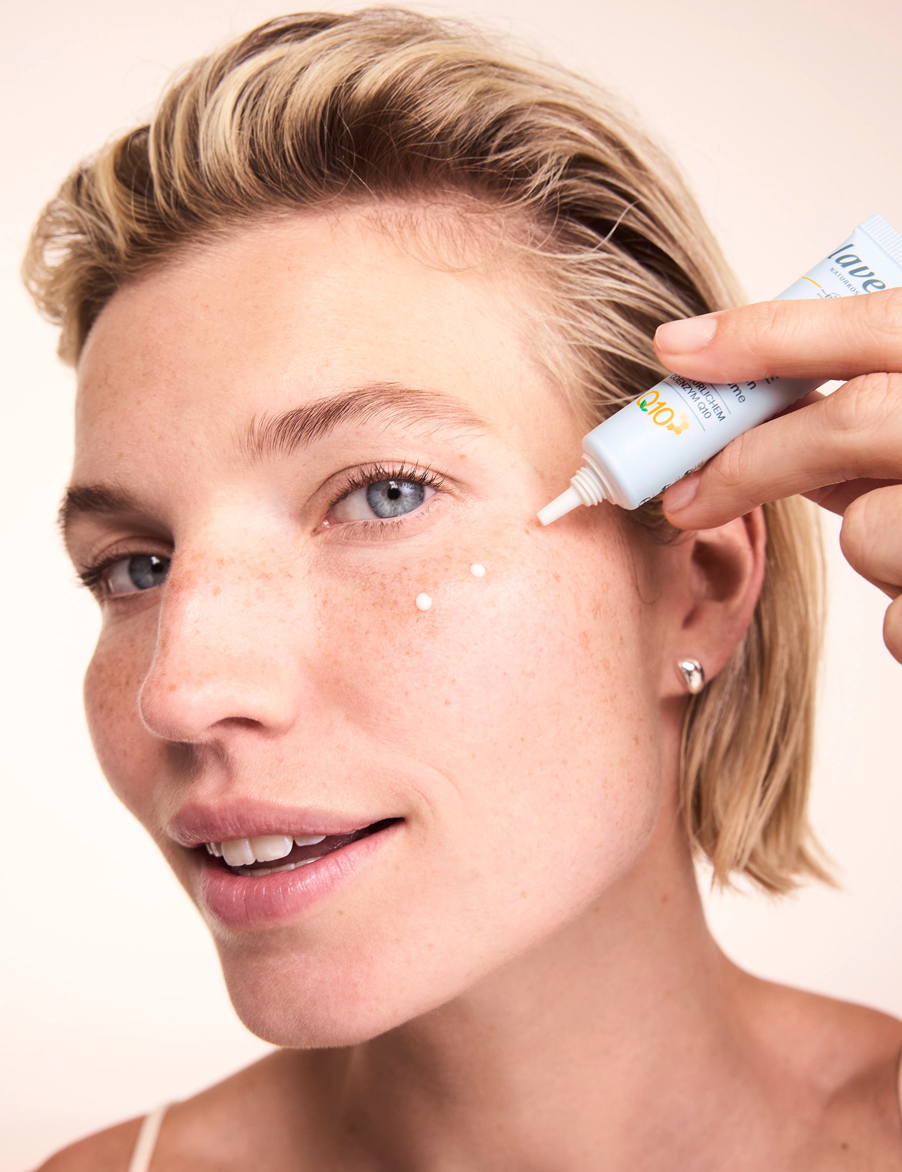 lavera basis sensitive Anti-Falten Augencreme Q10 in der Anwendung