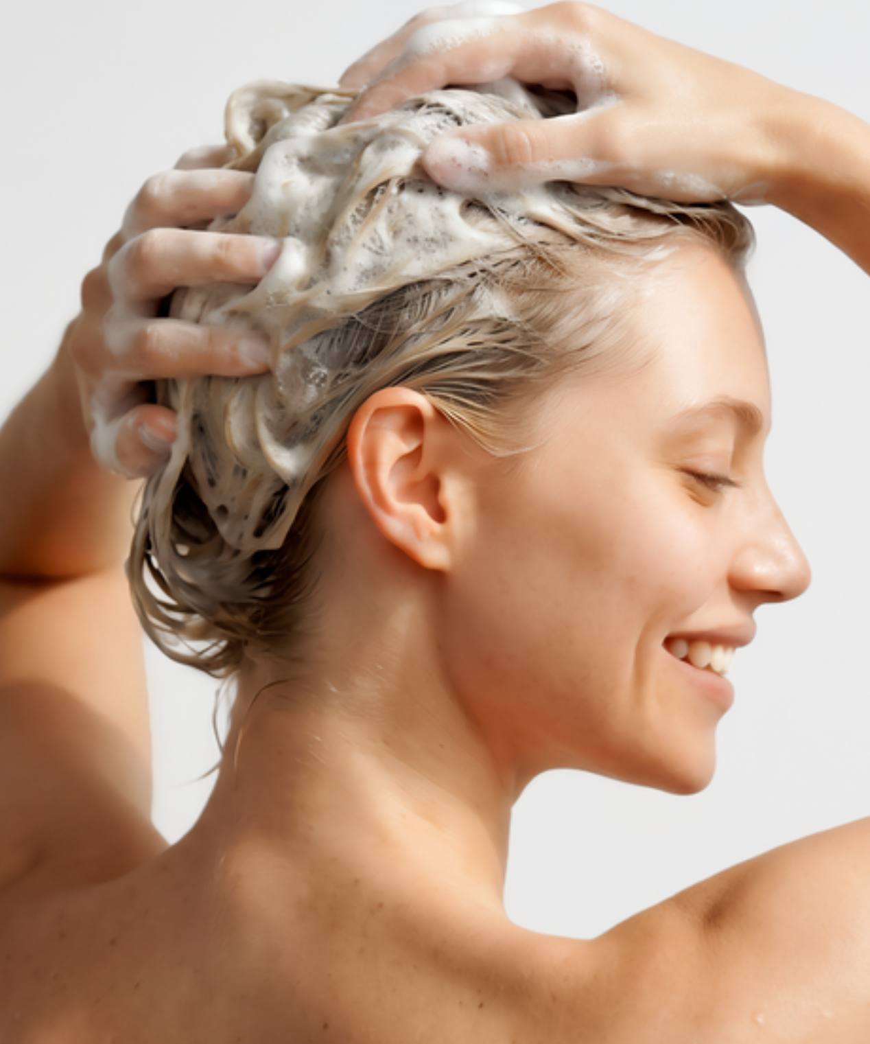 lavera Pflegeshampoo Repair & Protect in der Anwendung (AI-generated image)