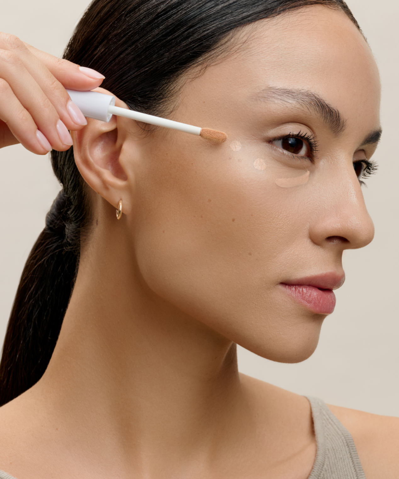 lavera Radiant Skin Concealer -Medium Sand 05- in der Anwendung