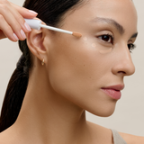 lavera Radiant Skin Concealer -Medium Sand 05- in der Anwendung