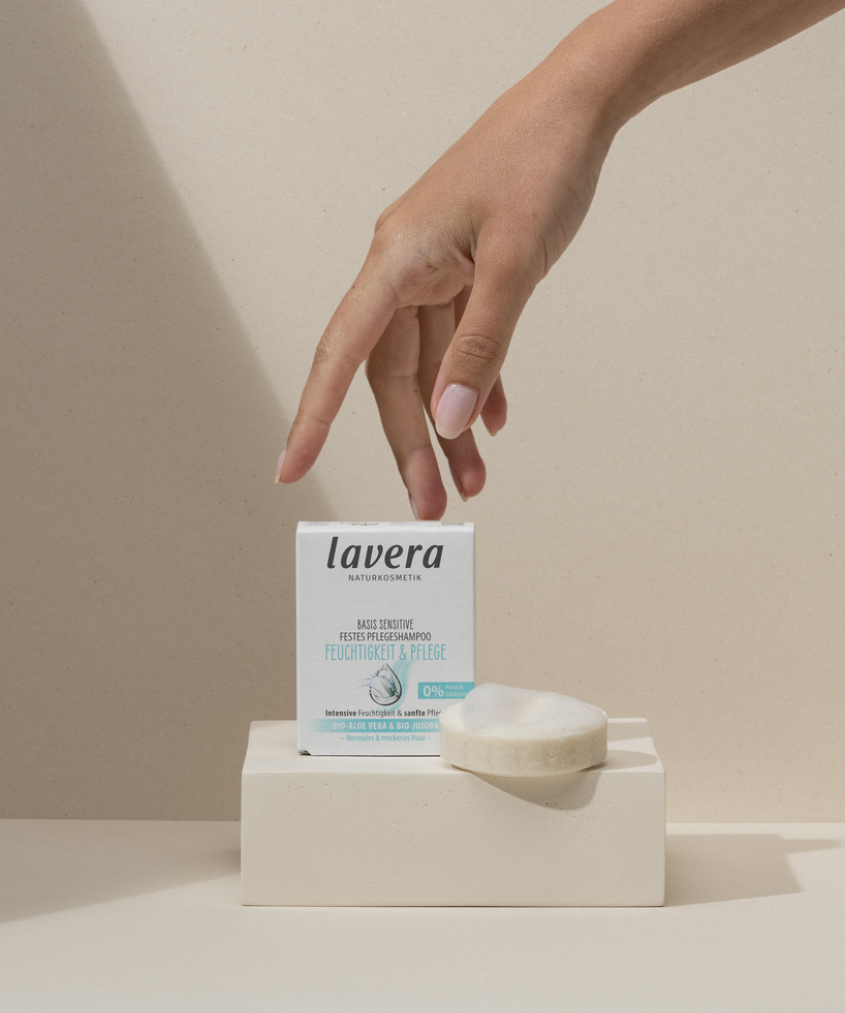 lavera Festes Pflegeshampoo basis sensitive Feuchtigkeit & Pflege in der Anwendung