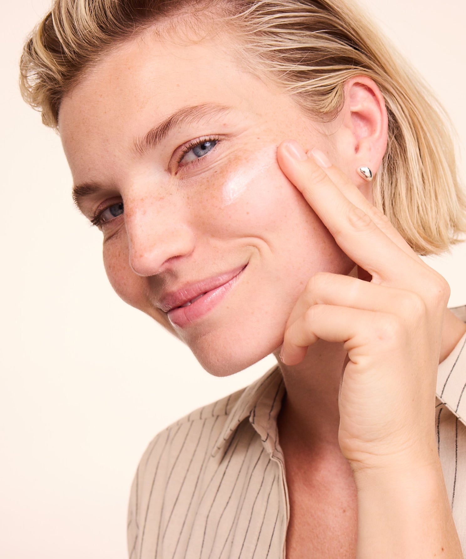 lavera basis sensitive Beruhigende Nachtcreme in der Anwendung