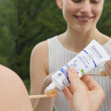 lavera Zahncreme Complete Care Fluoridfrei in der Anwendung