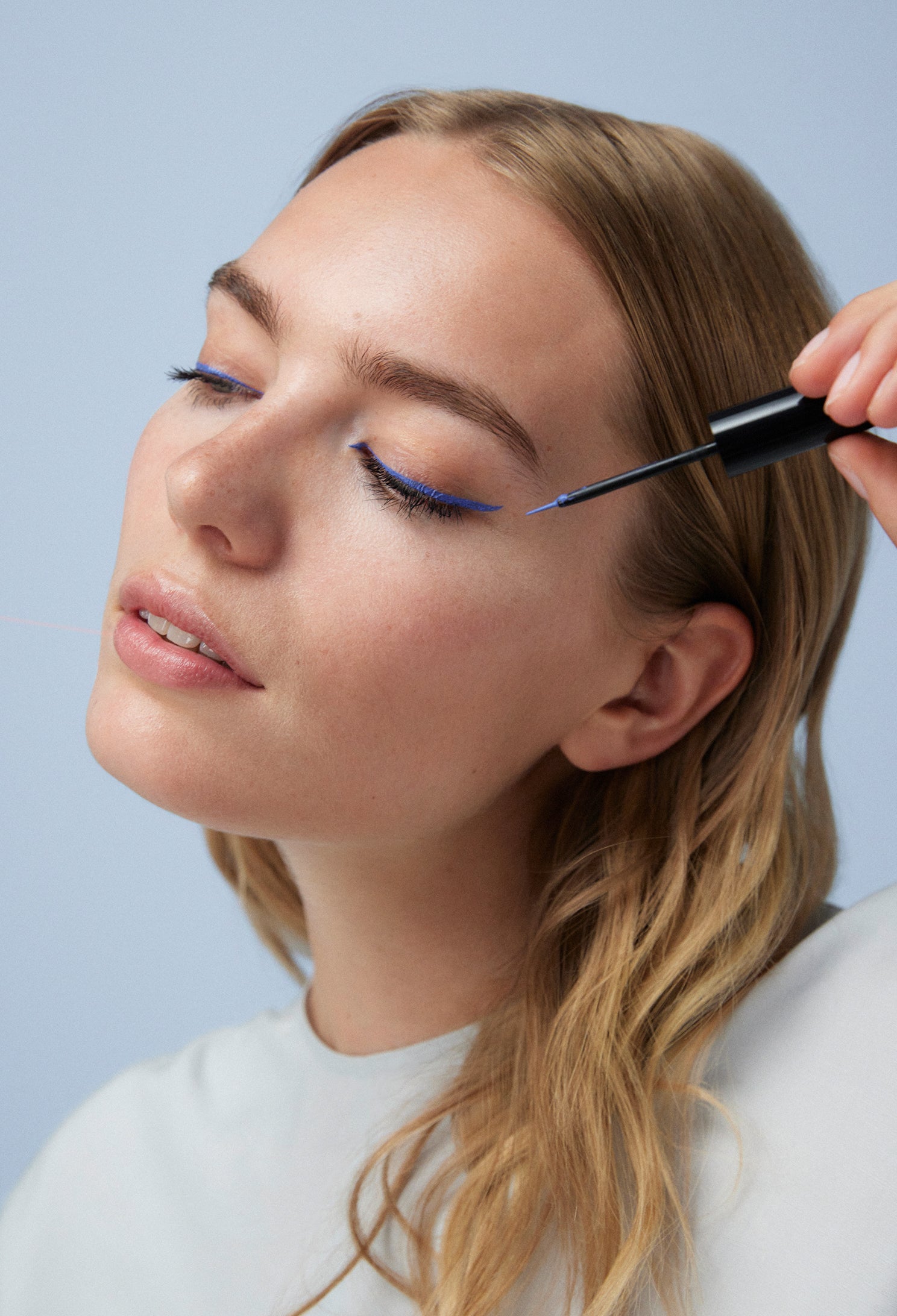 lavera Liquid Elements Eyeliner -Ocean Blue 02- in der Anwendung