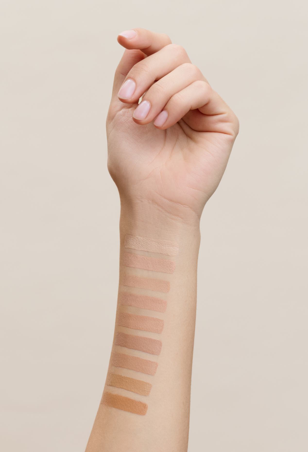 lavera Hyaluron Liquid Foundation -Warm Caramel 08- in der Anwendung
