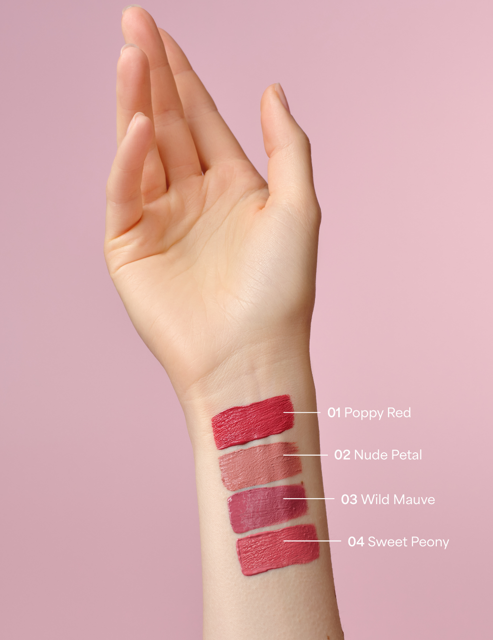 lavera Pure Satin Liquid Lipstick -Nude Petal 02- in der Anwendung