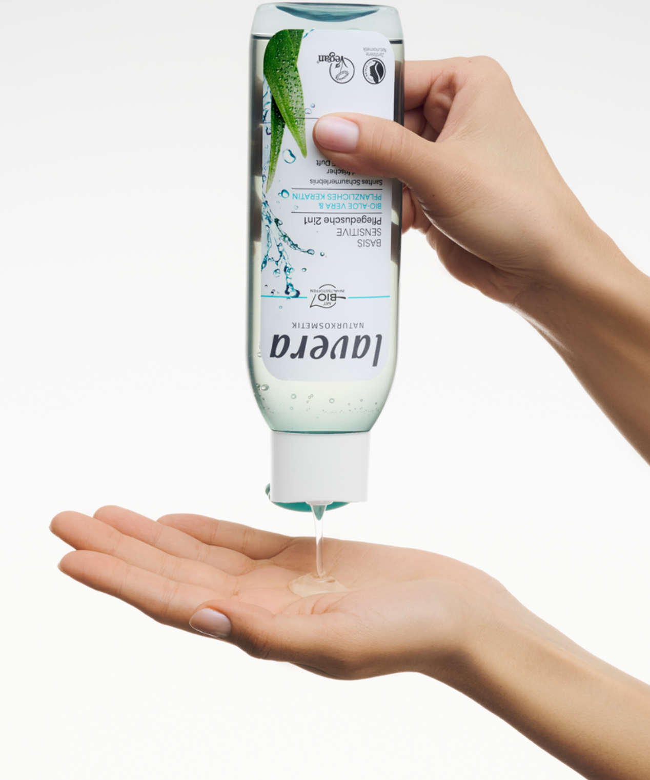 lavera Pflegedusche basis sensitive 2in1 in der Anwendung