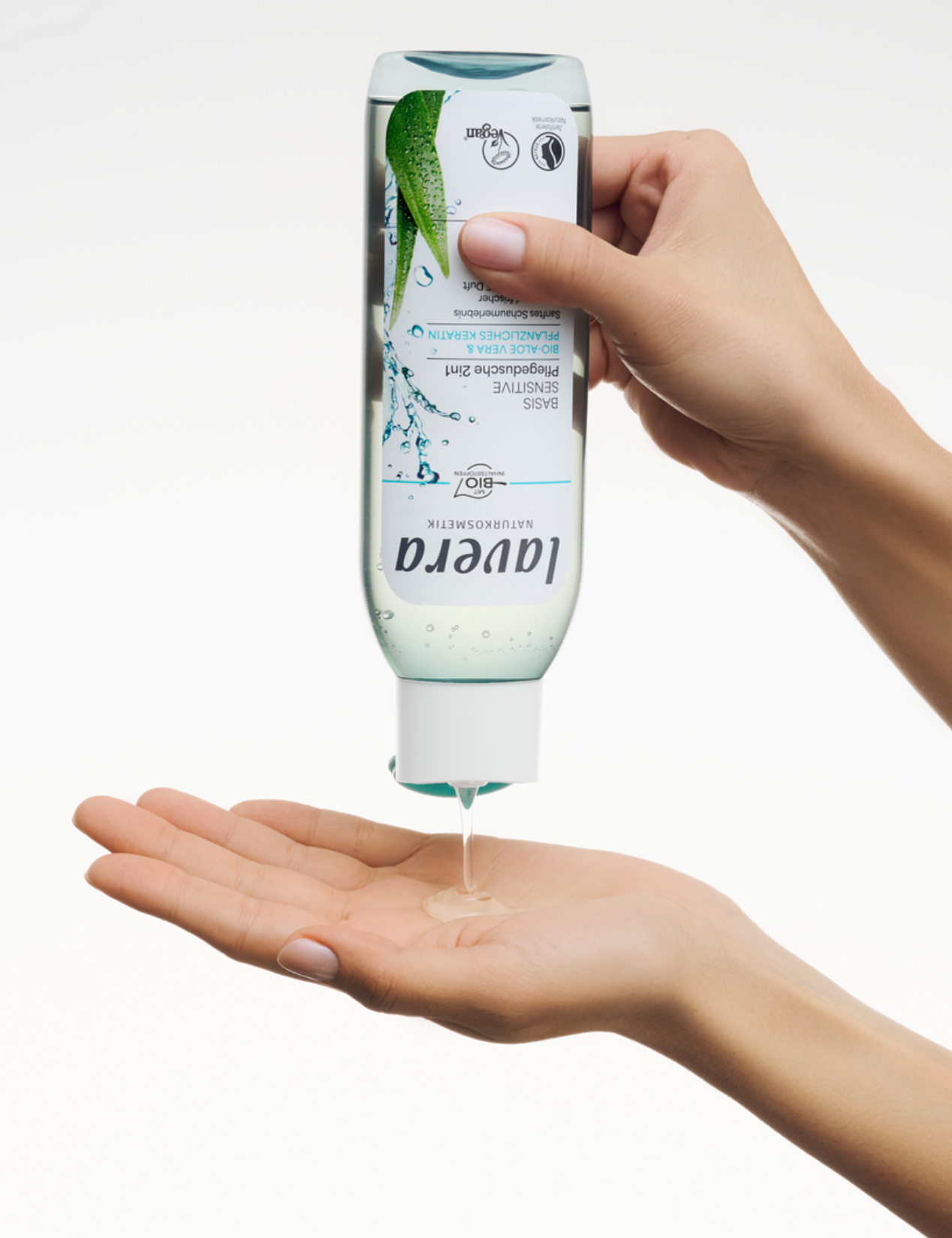 lavera Pflegedusche basis sensitive 2in1 in der Anwendung