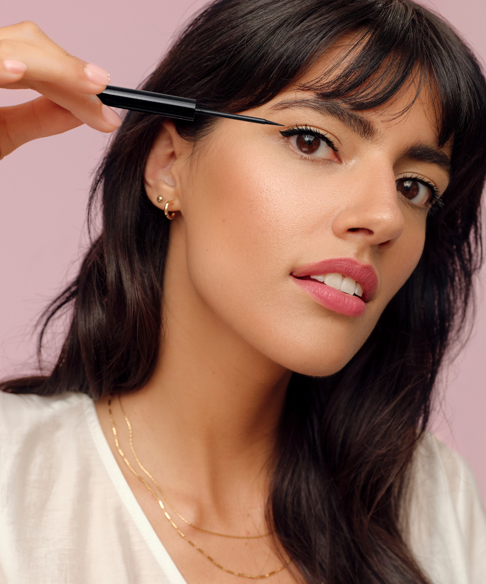 lavera Liquid Eyeliner -Black 01- in der Anwendung