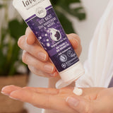lavera Gute Nacht 2in1 Handcreme & -maske in der Anwendung