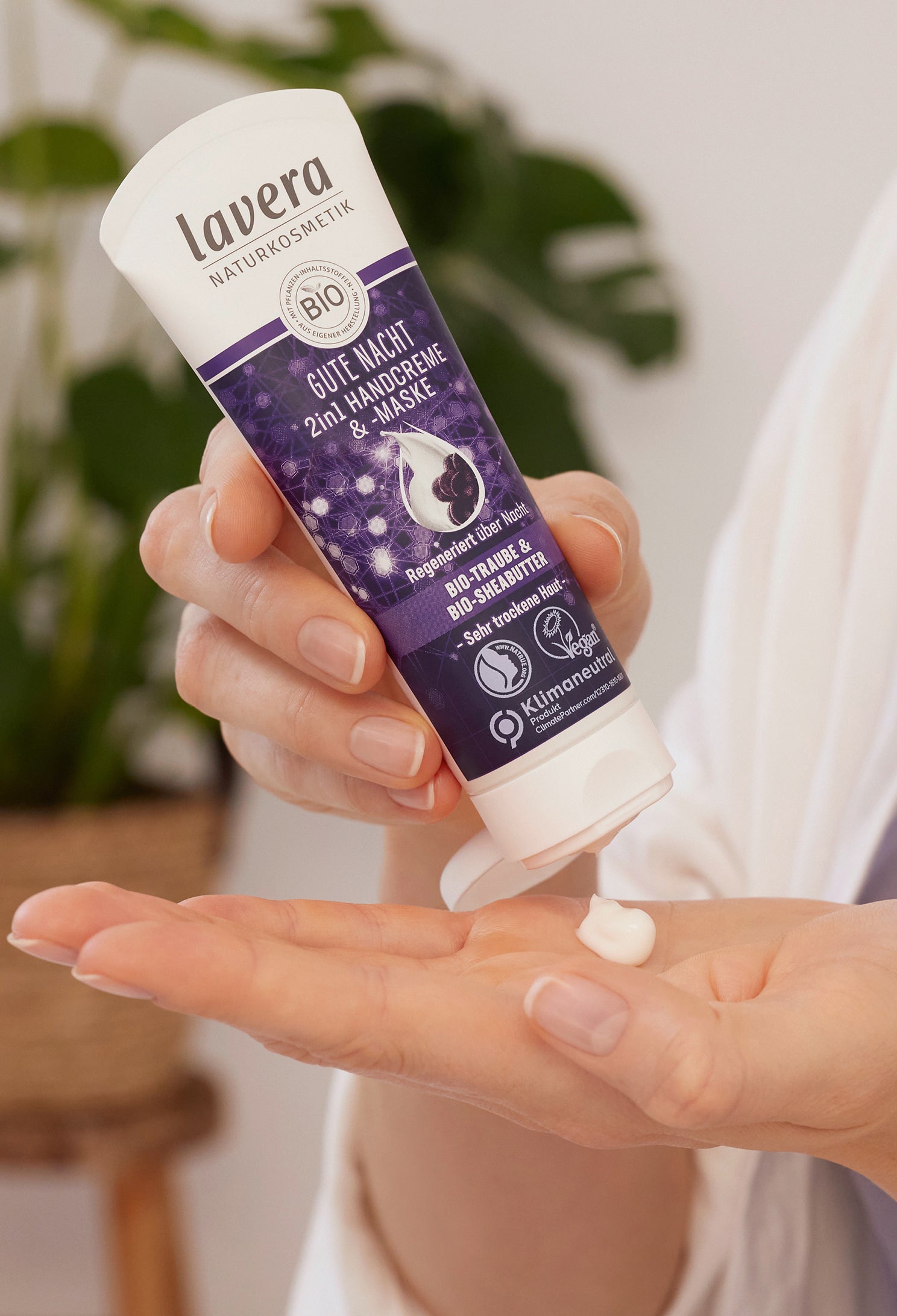lavera Gute Nacht 2in1 Handcreme & -maske in der Anwendung