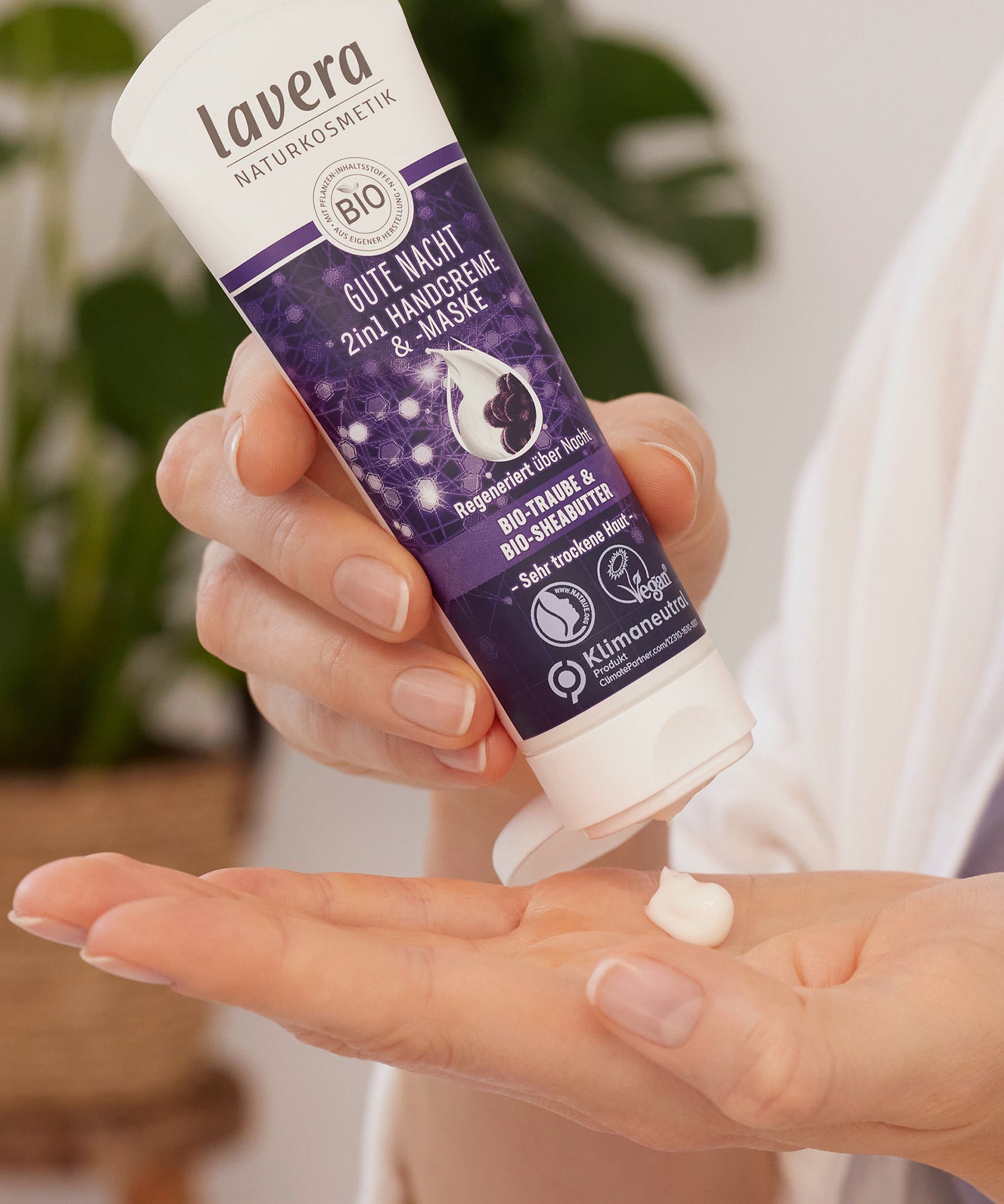 lavera Gute Nacht 2in1 Handcreme & -maske in der Anwendung